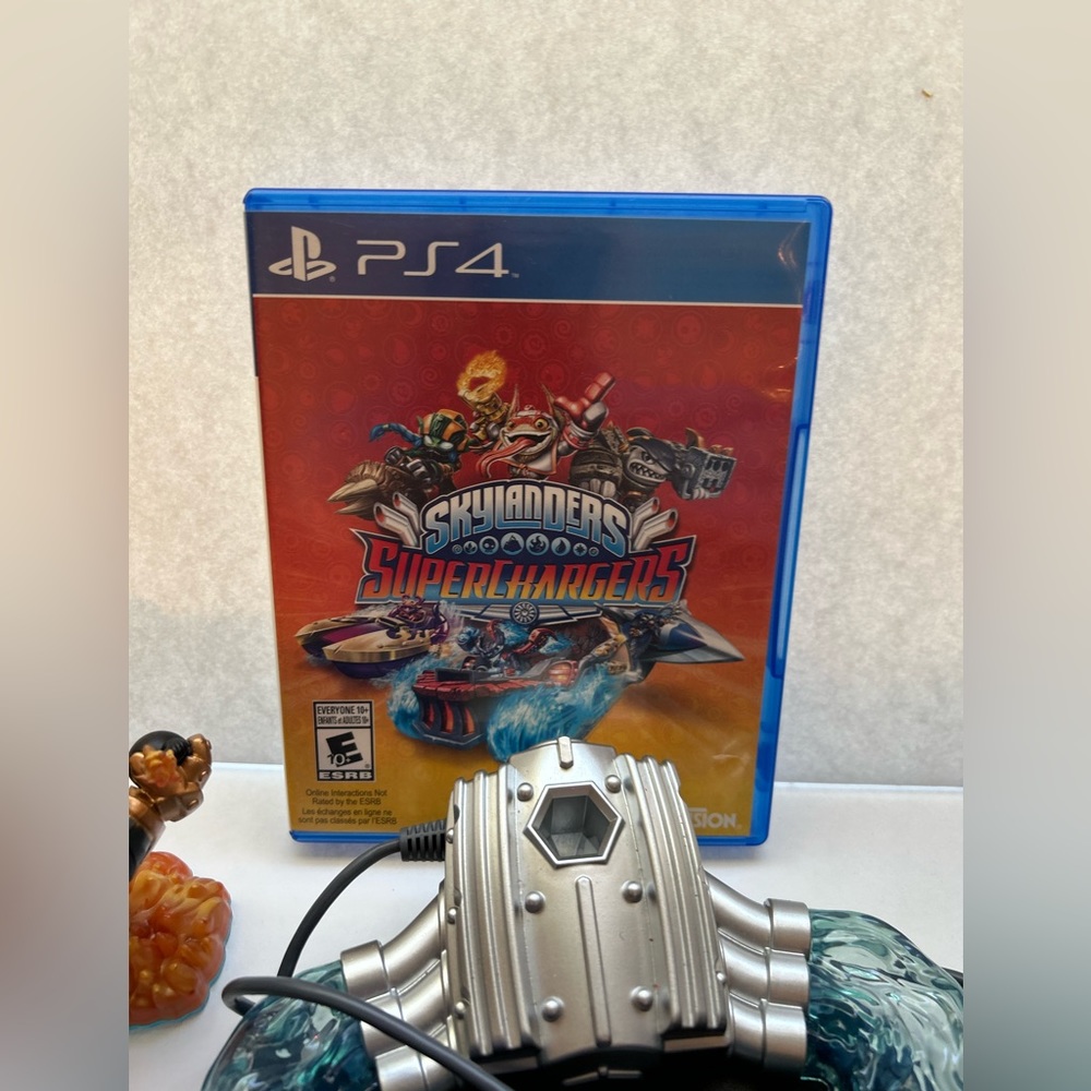 Sky lander PS4 game and super charger over 30 sky lander figuring and case - Picture 1 of 5